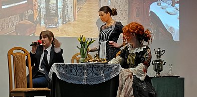 Szkolna scena II LO w Łowiczu zamienia się w teatr najwyższych lotów (FOTO, WIDEO)-324411