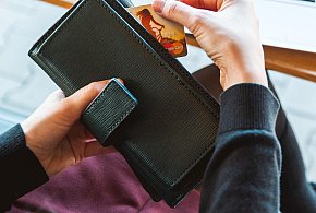 Emeryci coraz częściej rezygnują z gotówki. Wiemy, dlaczego-325374