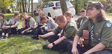 Podsumowanie "harcerskiego bingo".  Harcerze rozdawali flagi, ale i pytali-325416