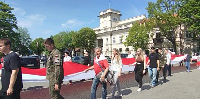 Łowicz. Uroczysty przemarsz z "Flagą dla Niepodległej" (FOTO, WIDEO)-325390