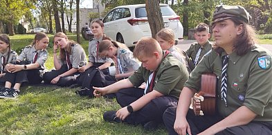 Podsumowanie "harcerskiego bingo".  Harcerze rozdawali flagi, ale i pytali-325416