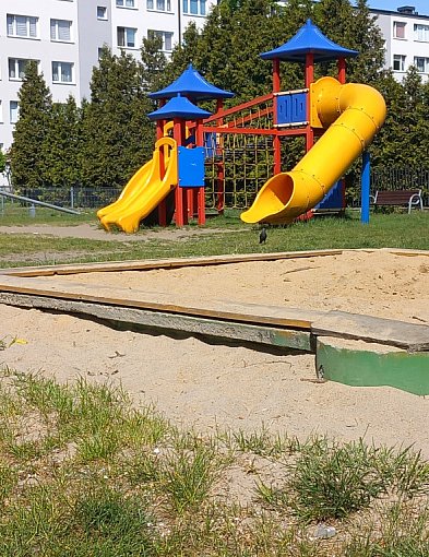 Zaniedbany plac zabaw w centrum Łowicza. Przygnębiające wrażenie...-325417