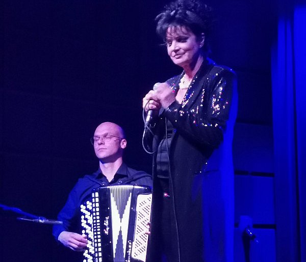 Łowicz. Wieczór piosenki francuskiej w ŁOK (FOTO, WIDEO)-325422