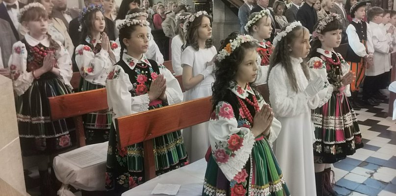 17 dzieci przystąpiło do sakramentu I Komunii Św. w kościele w Kompinie - 325462