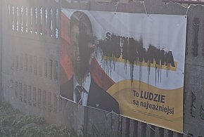 Zniszczone banery Hołowni w Łowiczu – wandalizm w czasie kampanii AKTUALIZACJA-325490
