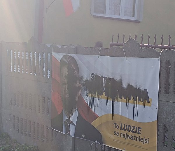 Zniszczone banery Hołowni w Łowiczu – wandalizm w czasie kampanii AKTUALIZACJA-325490
