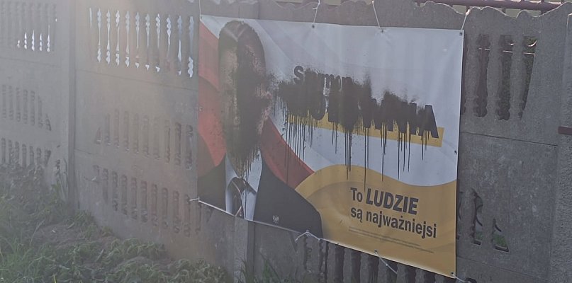 Zniszczone banery Hołowni w Łowiczu – wandalizm w czasie kampanii AKTUALIZACJA - 325490