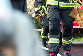 Renault Master spłonął przy stadninie w Walewicach. Ogień sięgnął budynku-325650