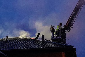 Pożar domu w Nieborowie. Paliło się poddasze i panele fotowoltaiczne-325662