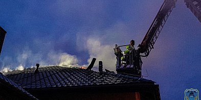 Pożar domu w Nieborowie. Paliło się poddasze i panele fotowoltaiczne-325662