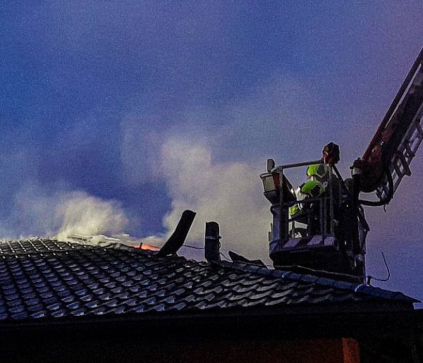 Pożar domu w Nieborowie. Paliło się poddasze i panele fotowoltaiczne-325662