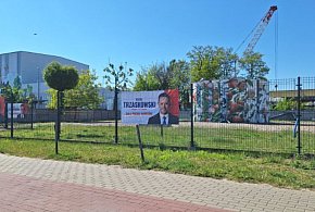 Trzaskowski bez zgody wisi na miejskich obiektach-325783