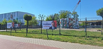 Trzaskowski bez zgody wisi na miejskich obiektach-325783