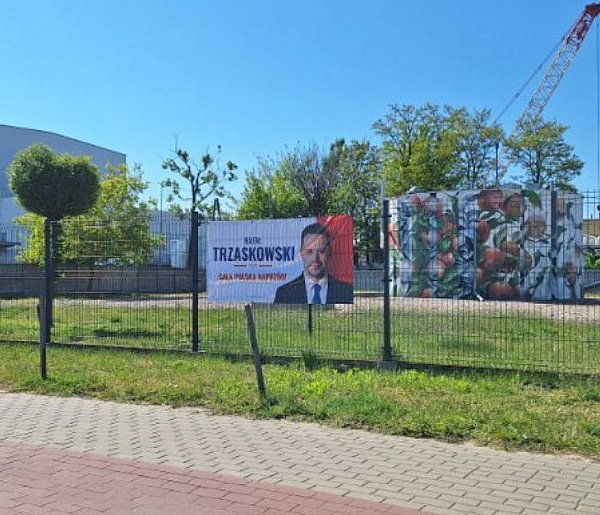 Trzaskowski bez zgody wisi na miejskich obiektach-325783