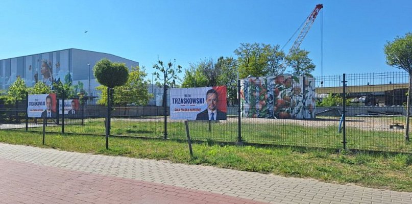 Trzaskowski bez zgody wisi na miejskich obiektach - 325783