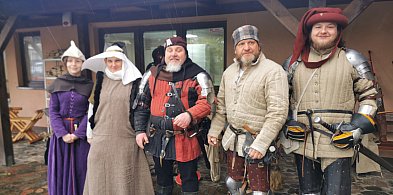 Deszcz nie odstraszył pasjonatów historii – Noc Muzeów przy baszcie Kickiego trwa -325950