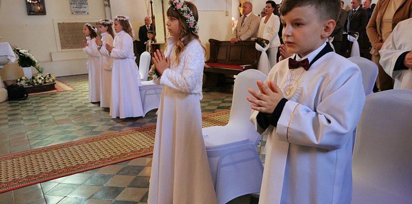 Parafia Bielawy. Siedmioro dzieci przystąpiło do I Komunii - 326280