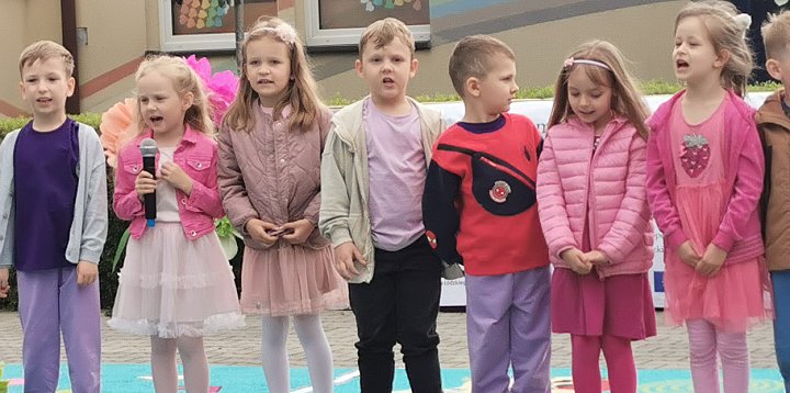 Występy przedszkolaków Pod Tęczą  FOTO FILM-326501