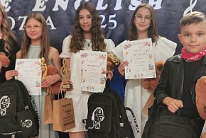 „Must be English” w Kiernozi. Znakomicie zaśpiewali - i to po angielsku! -326522