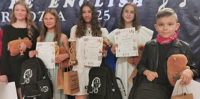 Kiernozia: Znakomicie zaśpiewali - i to po angielsku!  -326522