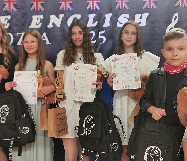 „Must be English” w Kiernozi. Znakomicie zaśpiewali - i to po angielsku! -326522