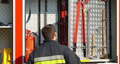 Strażacy gasili płonącego Mercedesa-326655