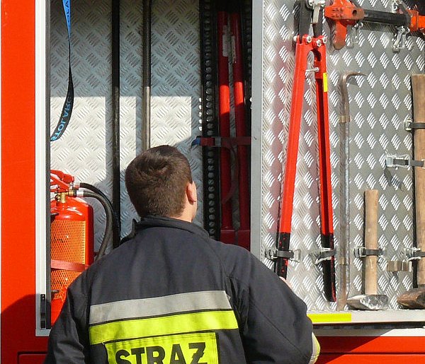 Strażacy gasili płonącego Mercedesa-326655