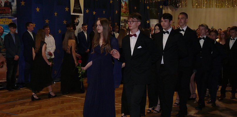 Łowicz. W "Jedynce" bal ósmych klas z Oskarową galą - 326893