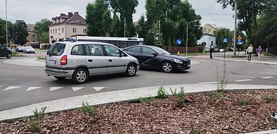 Łowicz. Kolizja na rondzie przy Medyku-326922