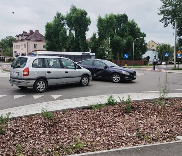 Łowicz. Kolizja na rondzie przy Medyku-326922