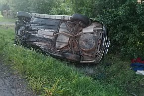 Wypadek w Czerniewie. Samochód uderzył w drzewo i stanął w płomieniach -327125