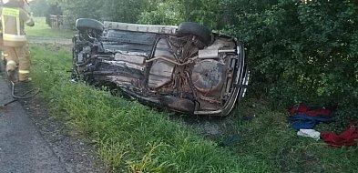 Wypadek w Czerniewie. Samochód uderzył w drzewo i stanął w płomieniach -327125