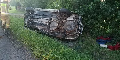 Wypadek w Czerniewie. Samochód uderzył w drzewo i stanął w płomieniach -327125
