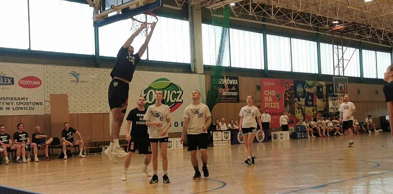 Łowicz. Charytatywny mecz koszykówki dla Maćka Fudały (FOTO) - 327132