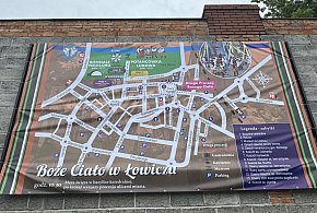 Łowicz. Za ratuszem zawisł baner z mapą miasta-327228
