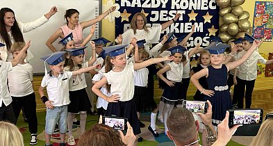 Pożegnania pełne wzruszeń w Przedszkolu nr 6 "Pod Świerkami" FOTO-327295
