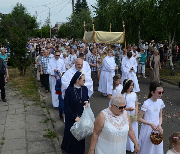 Nie wszyscy o tym wiedzą. Czy udział w procesji Bożego Ciała to obowiązek?-327306