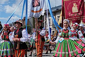 Boże Ciało w Łowiczu. Procesja, stroje ludowe i tłumy wiernych (FOTO,VIDEO)-327339