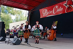 Boże Ciało w Łowiczu. Pełen amfiteatr na Biennale Folkloru w Parku Błonie -327342