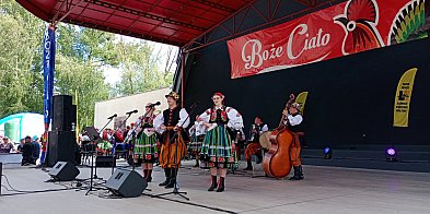 Boże Ciało w Łowiczu. Pełen amfiteatr na Błoniach-327342