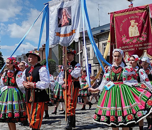 Boże Ciało w Łowiczu. Procesja, stroje ludowe i tłumy wiernych (FOTO,VIDEO)-327339
