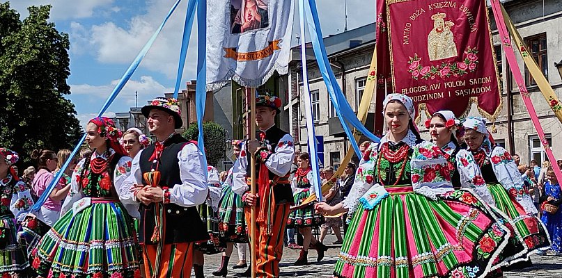 Boże Ciało w Łowiczu. Procesja, stroje ludowe i tłumy wiernych (FOTO,VIDEO) - 327339