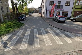 Łowicz: 65-latka na rowerze wjechała na pasy. Doszło do wypadku -327356