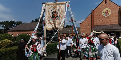 Procesja eucharystyczna ulicami Korabki w Łowiczu-327413