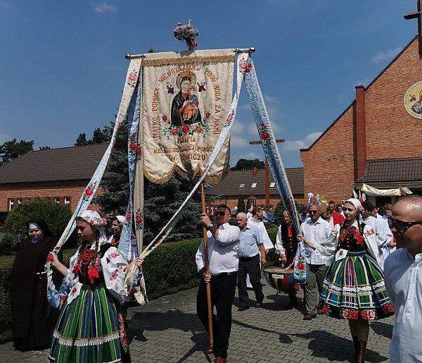 Procesja eucharystyczna ulicami Korabki w Łowiczu-327413