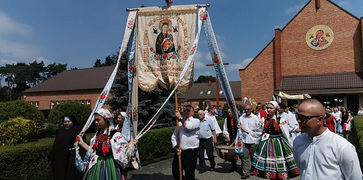 Procesja eucharystyczna ulicami Korabki w Łowiczu-327413