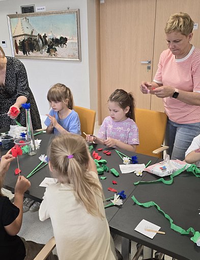 Przedszkolaki z „Pod Świerkami” kwiatami z bibuły uczciły Rok Reymonta-327502