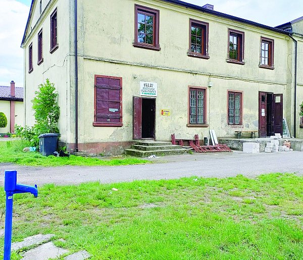 Dwór bez wody i bez sanitariatów-327506