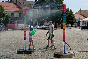 W centrum żar, ale jest ratunek - chłodna mgiełka z kurtyny wodnej na Nowym Rynku-327831