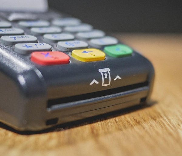 Zakaz sprzedaży i większy nadzór. Tych produktów nie kupią już nieletni-327957